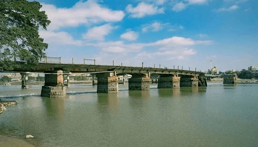 顺济桥遗址顺济桥遗址位于泉州古城南门德济门外,横跨晋江两岸,以近