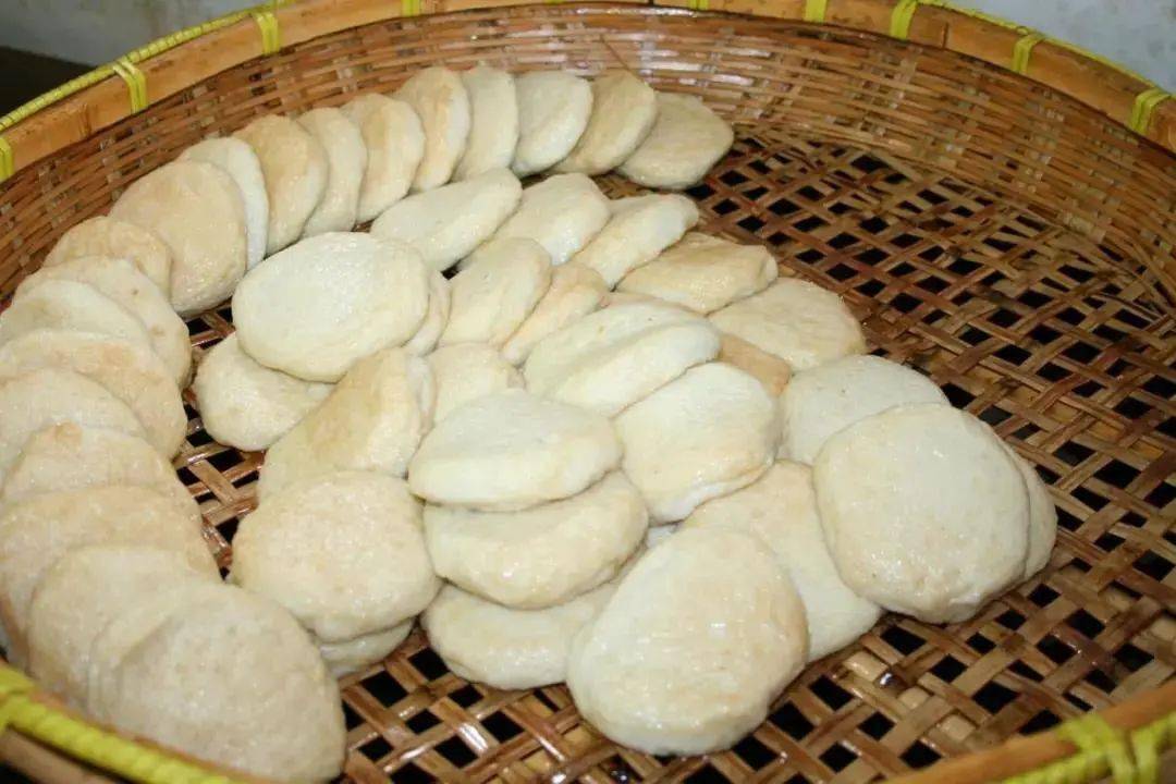 溱潼古镇的鱼饼与虾球制作技艺历史悠久,被称为"溱湖双璧",是出了名
