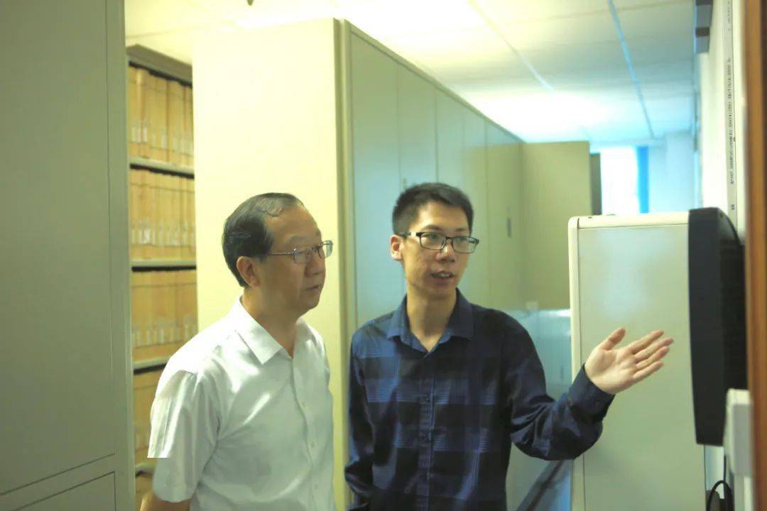奉贤区市场监管局来松调研档案管理工作