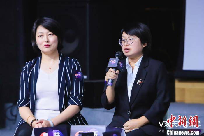 中国人民大学新闻学院教授栾轶玫则表示,在互联网环境下,中国青年女性