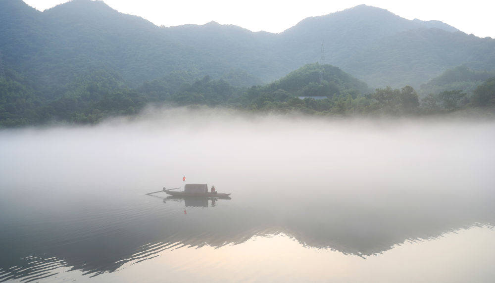 2021年7月27日,在湖南省郴州市资兴市小东江景区拍摄的晨雾美景.