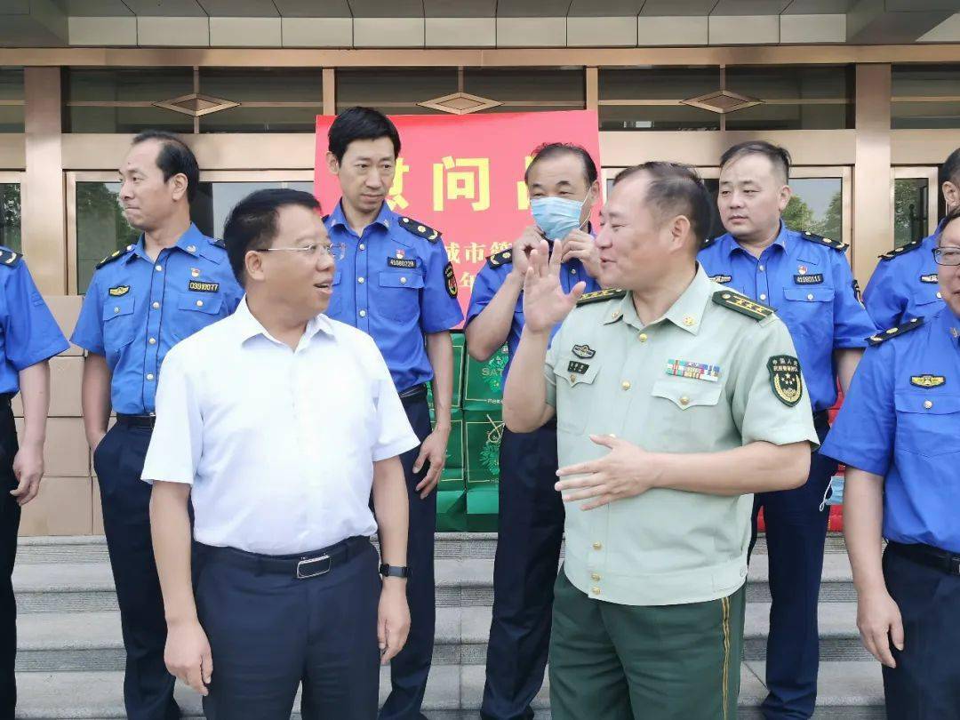 市城管局党组书记,局长杨廷中带队到武警焦作支队走访慰问官兵,向广大