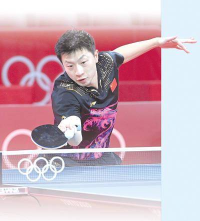 马龙在乒乓球男单决赛中. 本报记者 王霞光摄