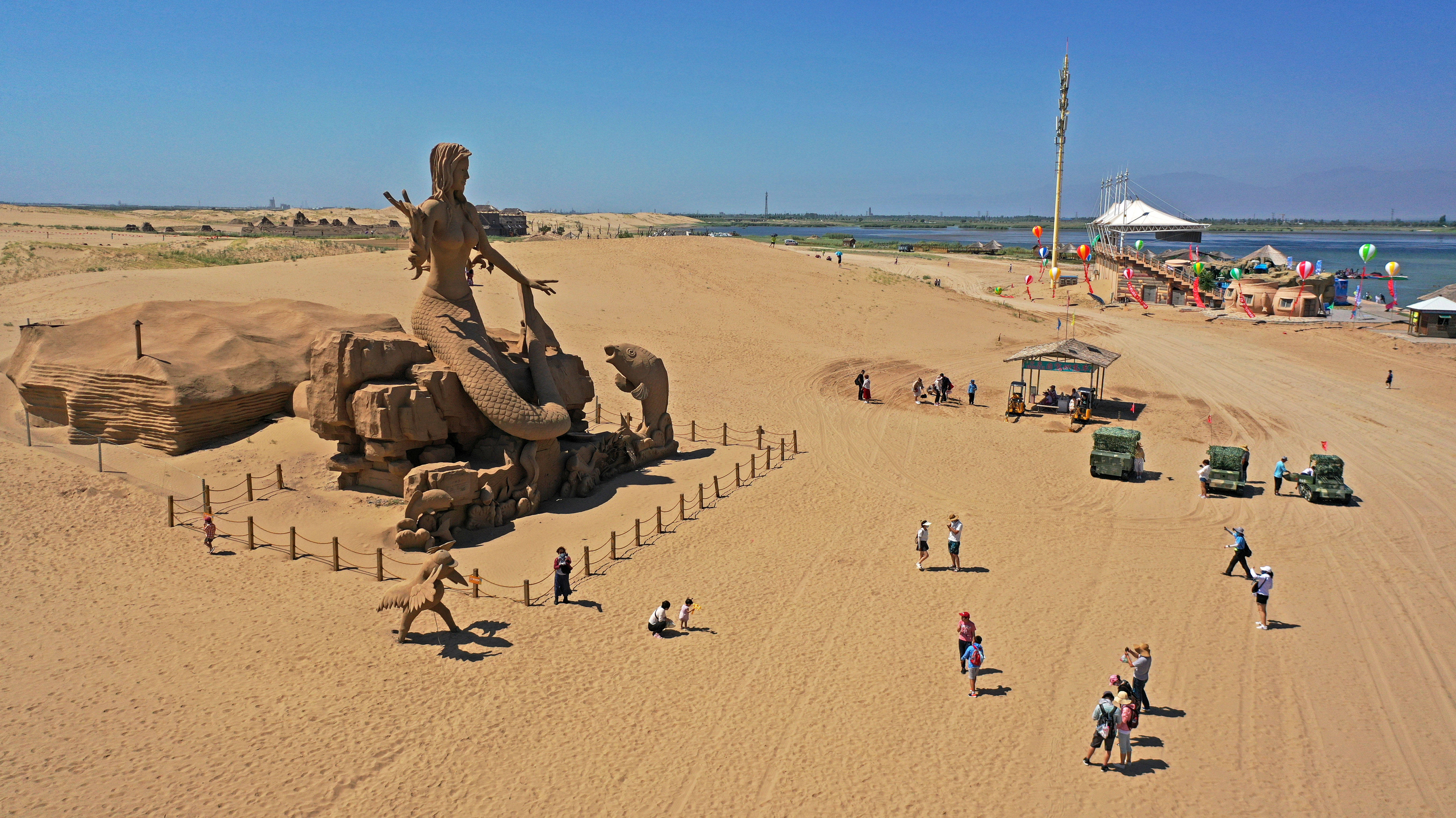 这是7月31日拍摄的宁夏沙湖景区内的巨型沙雕景观(无人机照片).