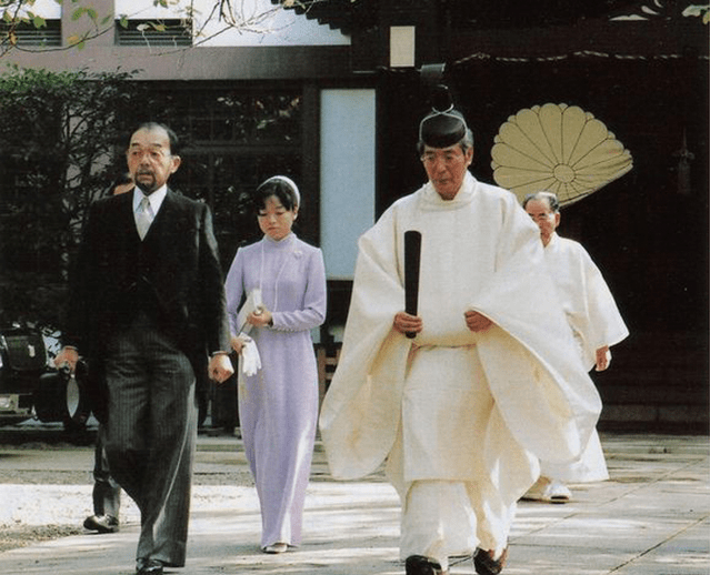 在日本,不管是普通人家,还是王宫世家也非常看重子嗣,偏偏信子妃只生