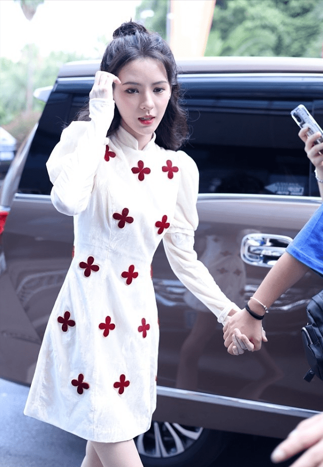 张予曦|张予曦穿泡泡袖款旗袍，“四叶草”花纹倒是挺抢眼，看着还挺时髦
