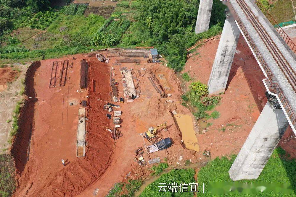 信宜环东大道穿洛湛铁路立交桥恢复施工,预计国庆前贯通!