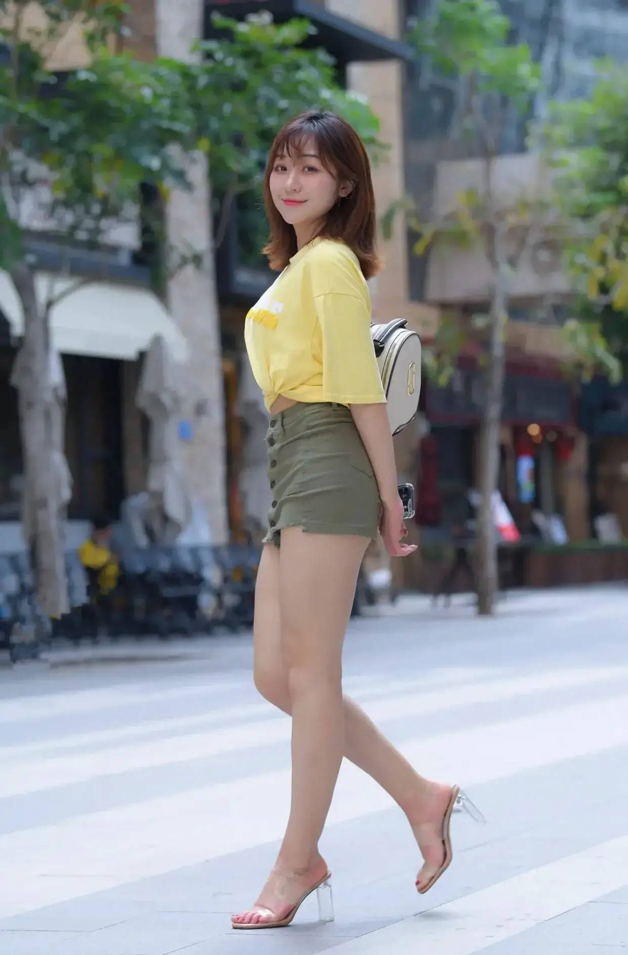 短裙|明黄色短袖搭配军绿色包臀短裙，凉快舒适又亮眼吸睛，惹人注目