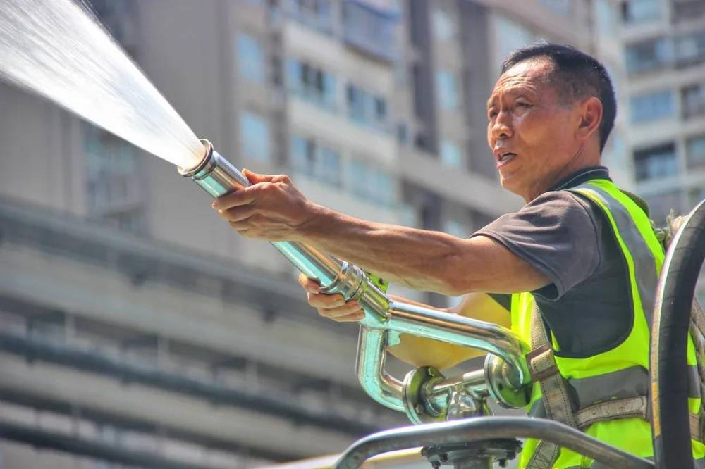 "城市管理人"每天挥汗如雨,默默的坚守在平凡的工作岗位,用勤劳的双手