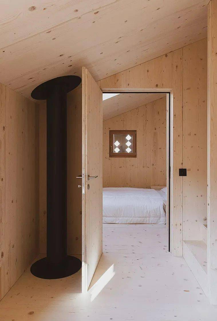 层叠空间,树林中的小木屋 工作室