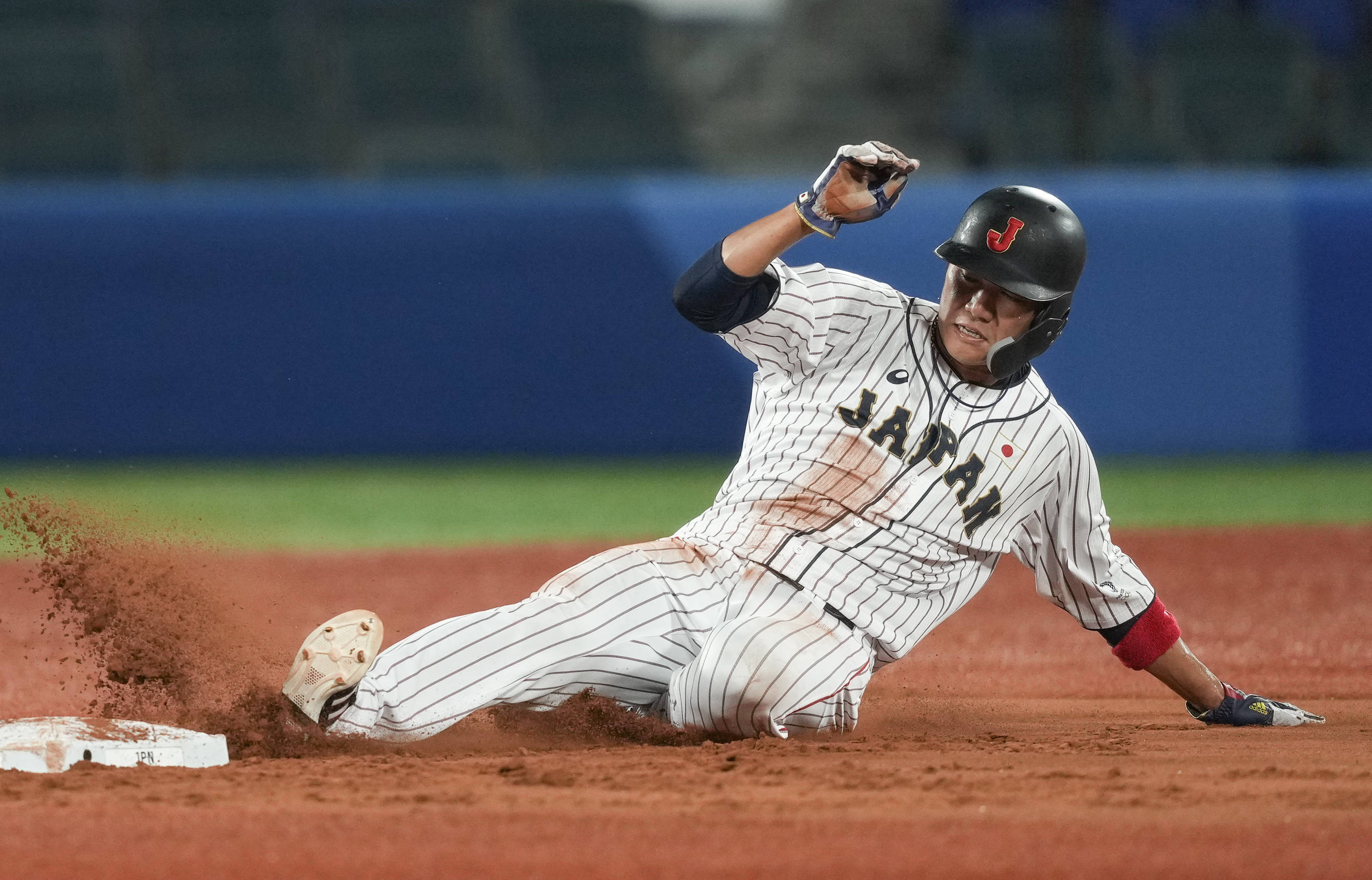 8月4日,日本队队员坂本勇人在比赛中.