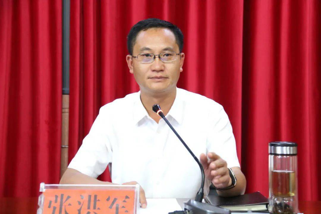 鹤庆县长,县级副总河长张洪军主持会议并讲话.