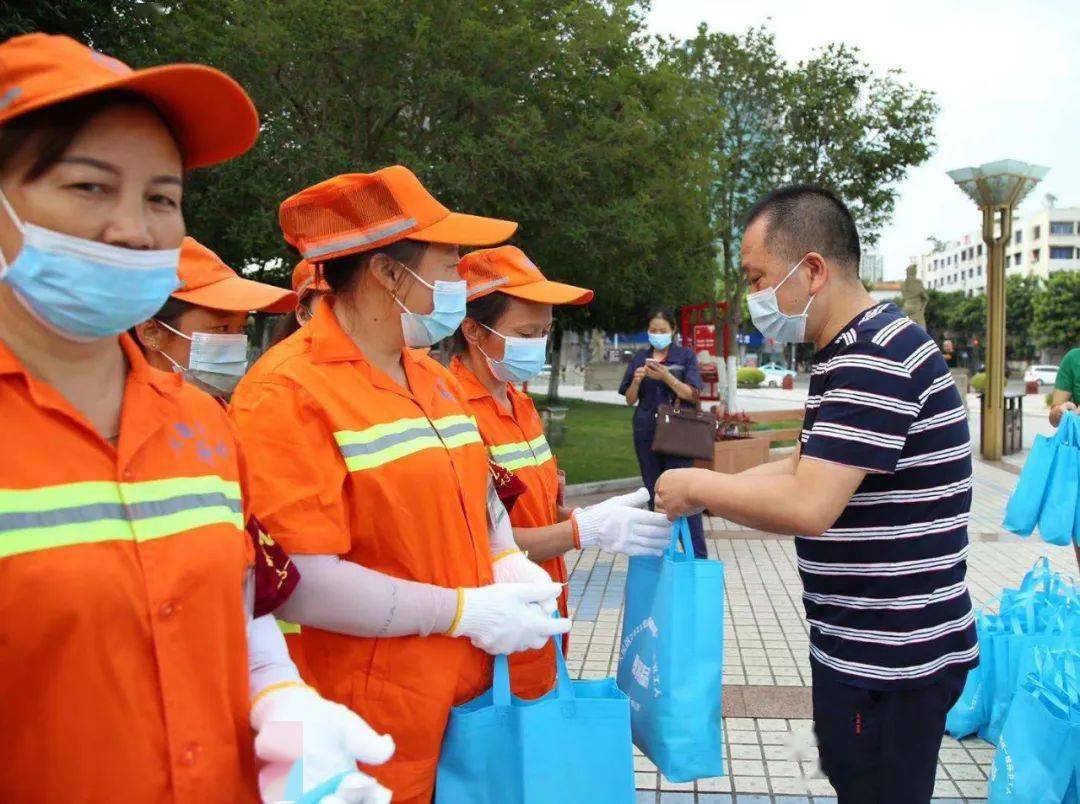 大足区开展夏季一线环卫工人慰问活动