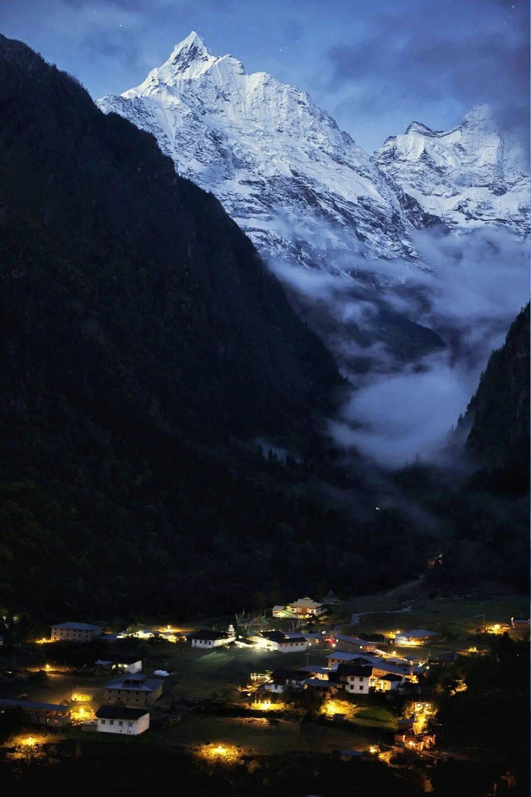下雨崩则通往神湖和神瀑上雨崩通往冰湖和笑农大本营农耕畜牧的生活