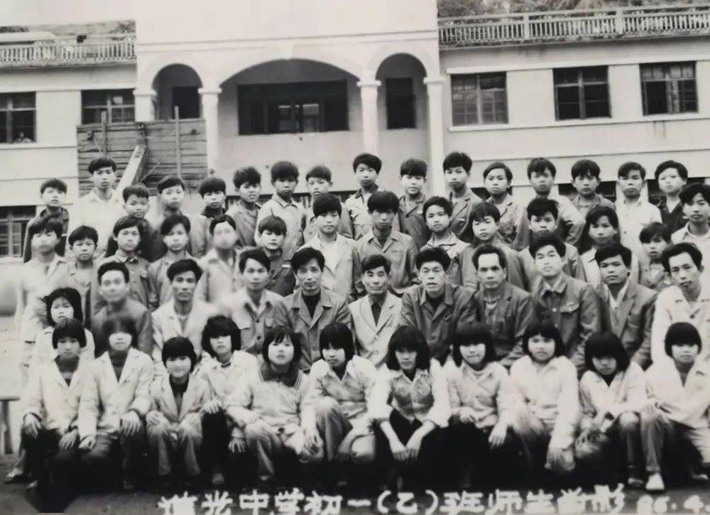 进光中学1980年代初毕业照▲1987年进光完全中学落成剪彩並开始招