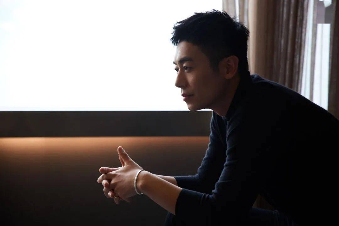 来吧,本周末一起通过 《悬崖之上》 《逗爱熊仁镇》,感受朱亚文的a面