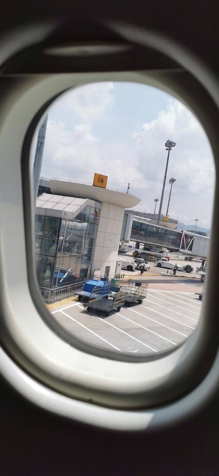 黄渤晒机场自拍照大概是最后一次从青岛流亭机场出发了