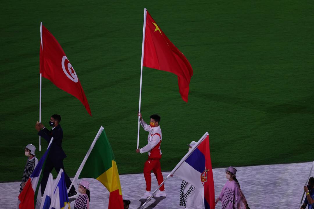 直击东京奥运会闭幕式:苏炳添执中国国旗入场
