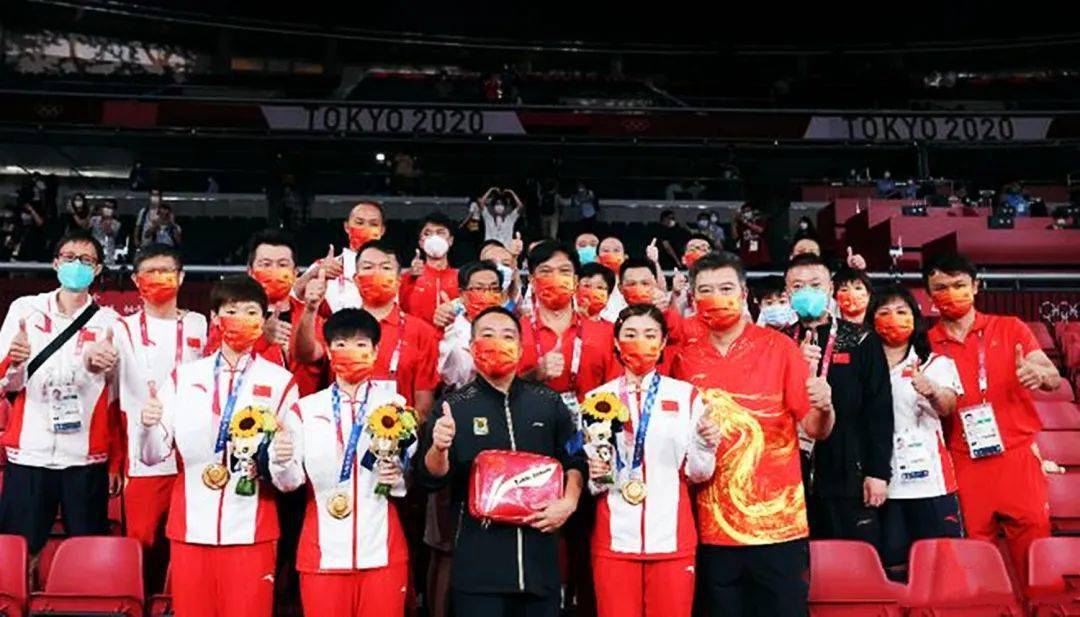 国乒大合影少1人,20冠刘诗雯默默退场!刘国梁找她庆祝她已低头