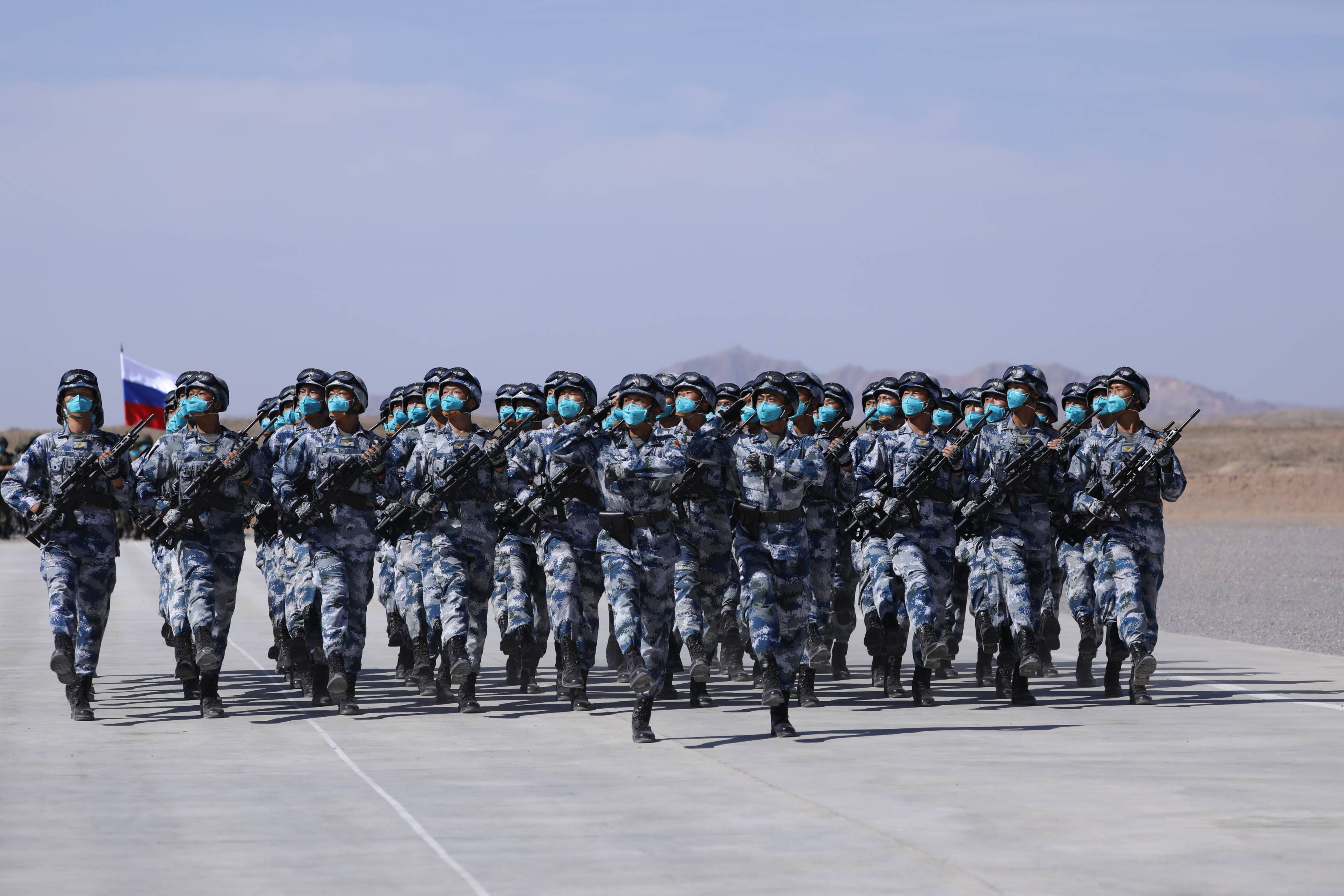 8月9日在"西部·联合-2021"演习开始仪式分列式上拍摄的空军空降兵