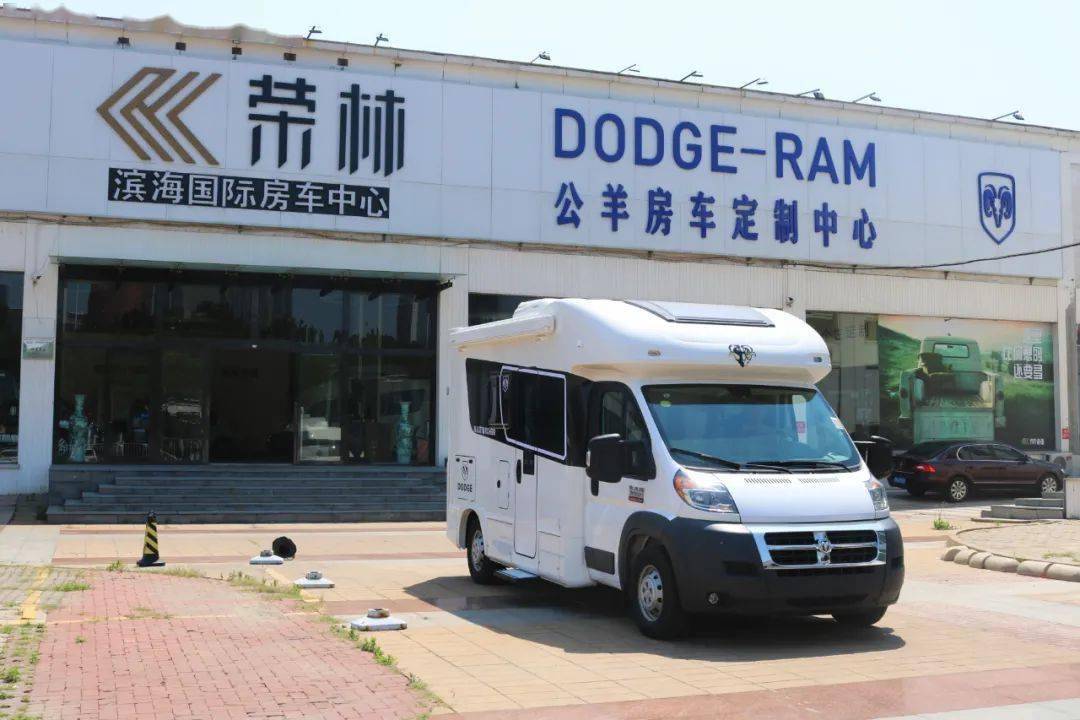 近日,荣冶林发布了两款新的车型,分别是商旅版b型房车和全新c型房车.