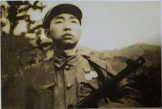 1951年初,黄家富跟随部队跨过鸭绿江,奔赴朝鲜战场