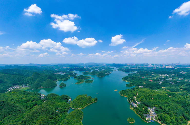 延伸阅读: 百花湖位于贵阳市西北郊,距市区22公里.