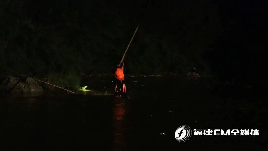龙岩武平一男子夜间钓鱼被困河中!消防人员紧急救援