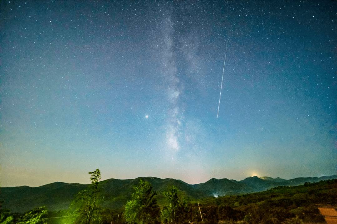 北京市天文爱好者安久2020年8月12日在内蒙古拍摄到的英仙座流星雨