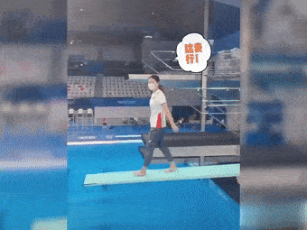 东京奥运会工作间隙 她穿上中国队跳水服 再次站上3米跳板 郭晶晶还在