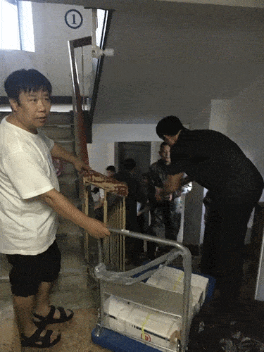 共转移尾箱69个,本外币现金和贵金属192包,代保管箱3个,清分机等设备