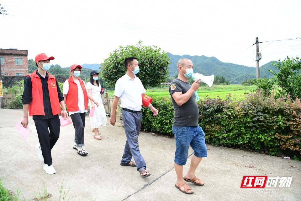 "红袖章"队伍便活跃在常宁市洋泉镇西南村屋前屋后,走进村里的家家户