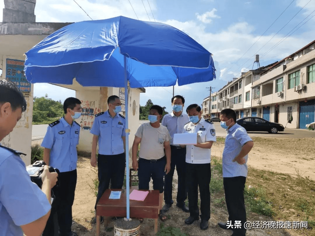 (图为区委常委,区公安局局长黄国平深入东馆指导疫情防控)