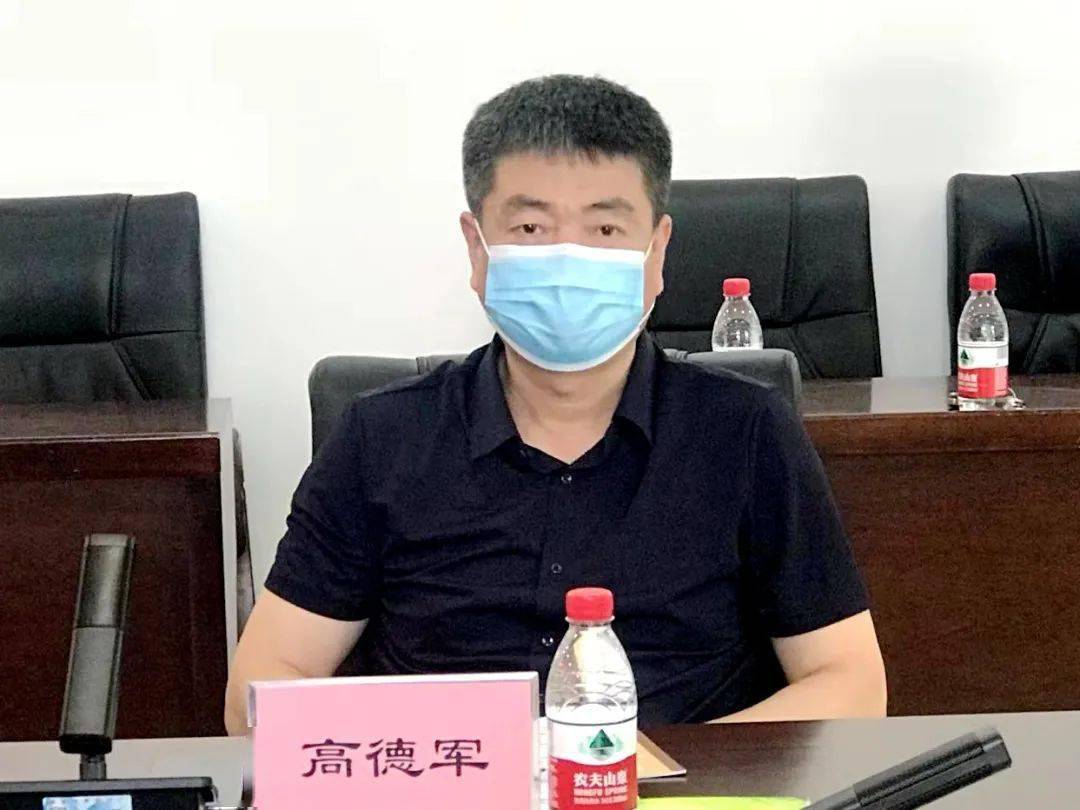 观摩演练过程中,祝天姝,高德军不时与市医疗疾控专家针对演练中的细节