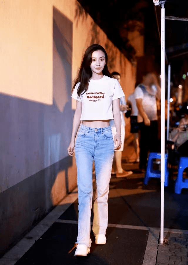 杨颖牛仔裤 angelababy,杨颖的身材 angelababy到底有多瘦,穿小码牛仔裤都撑不满,1尺6腰太抢镜