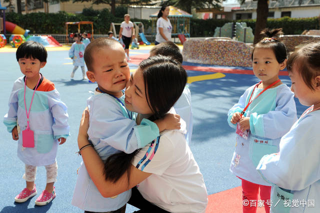 家长|宝宝上幼儿园又哭又闹不愿意去，家长焦头烂额，四招应对能帮大忙