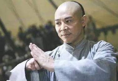 武术散手在戴拳套练习和比赛时,可模拟似地行抱拳礼,两拳套合抱于胸前