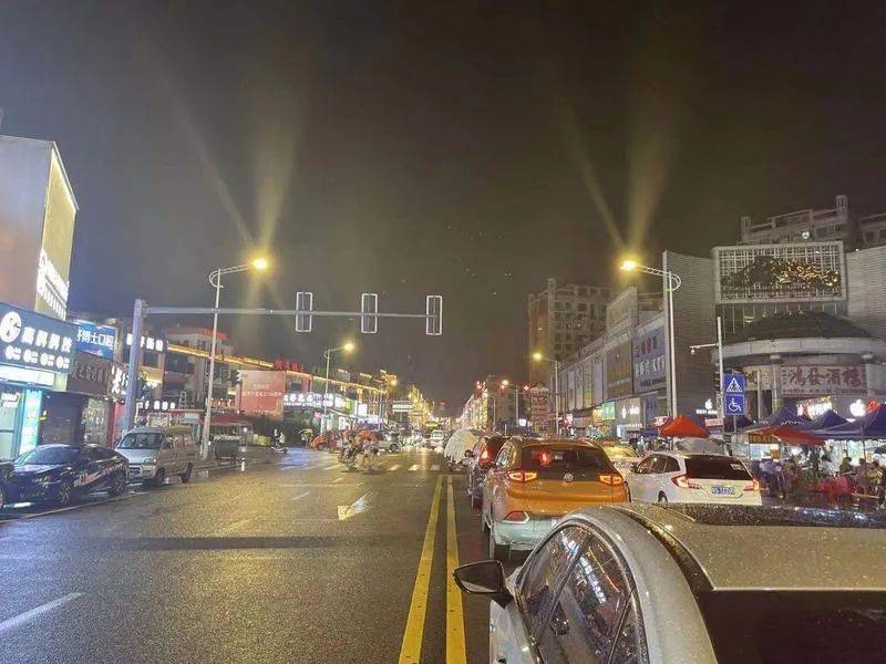 据悉,来信市民的母亲是一名负责长富中路向阳小学到沃尔玛路段路面