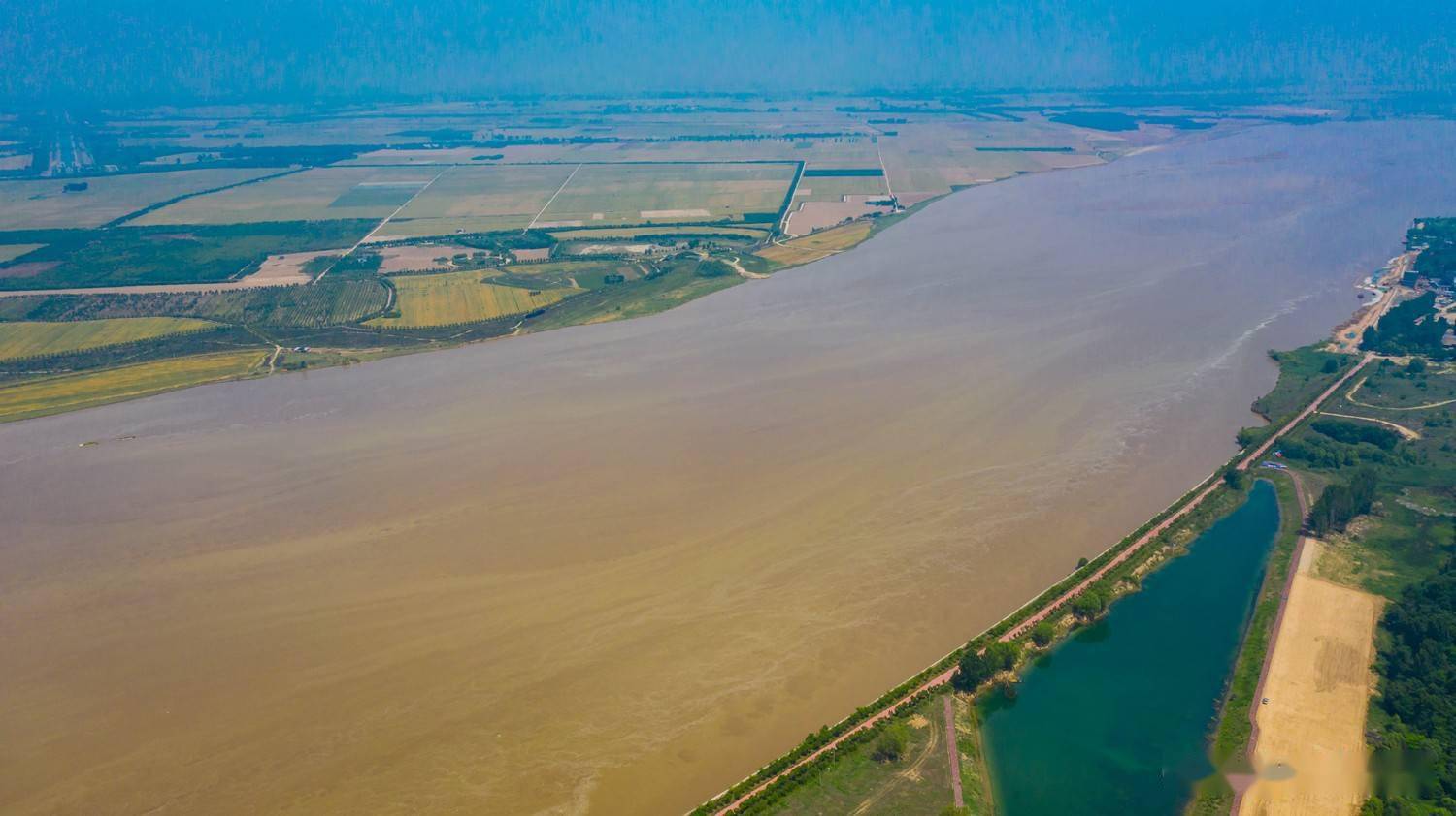 黄河改变河道在历史上有六次.