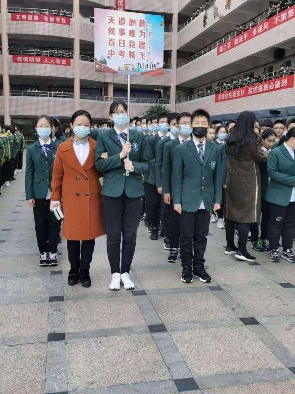 武汉十一崇仁初级中学教师吴婷用膏药战术让学生主动交出手机