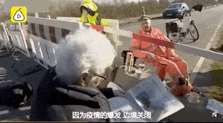 05 在丽水一座商场里, 一位老爷爷正在给他的