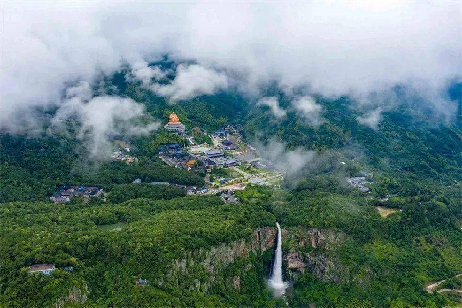 雪窦山中,雪窦寺漫长的台阶尽头有 一尊弥勒佛笑望山水,十分震撼人心.