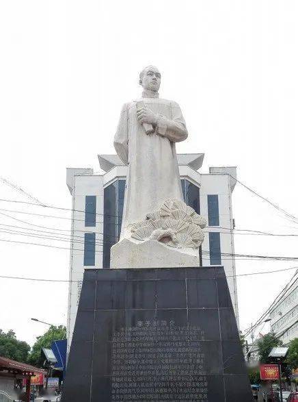 李子洲像实践团积极克服疫情带来的困难,通过线下前往常亮山基地等