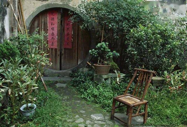 小屋不用太大,青砖,绿瓦,白墙.