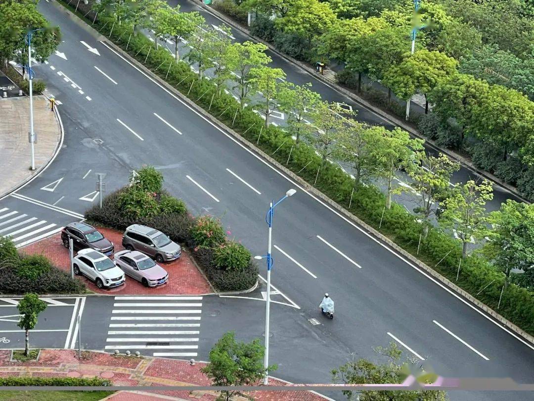 连接斑马线的安全岛成小型停车场,过路的非机动车和行人不得不见缝