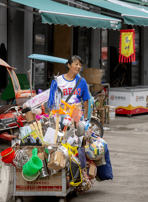 在菜市场写作,一个女人摇摇晃晃的43年