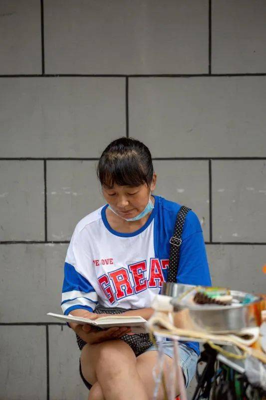 在菜市场写作,一个女人摇摇晃晃的43年_陈慧