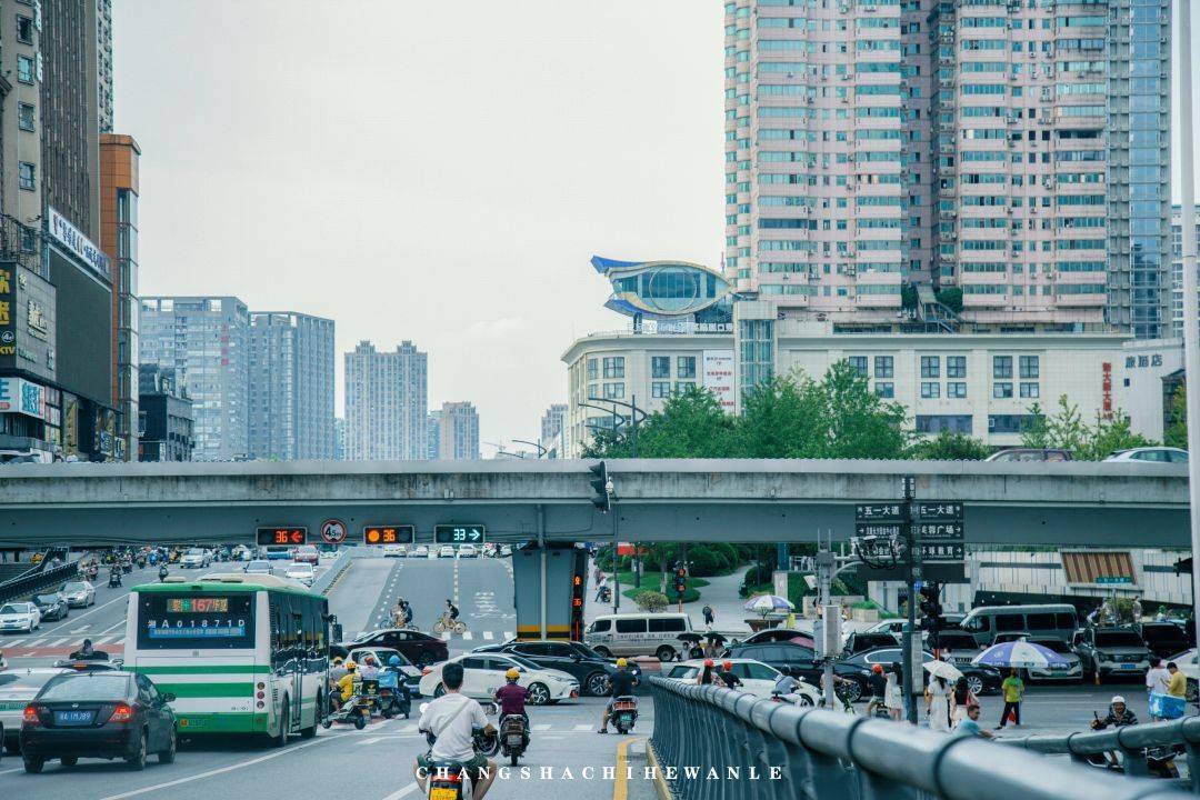 与繁华的黄兴路,芙蓉路相交, 「五一大道」可是名副其实的长沙市中心