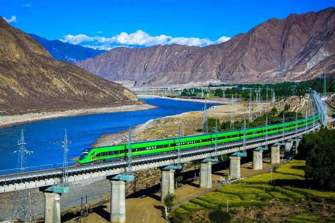 铁路位于青藏高原冈底斯山与喜马拉雅山之间的藏东南谷地90%以上的
