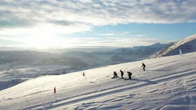 冰雪头条:新疆阿勒泰地区三雪场"一卡通滑"